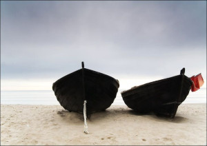 Łodzie na plaży - plakat 100x70 cm