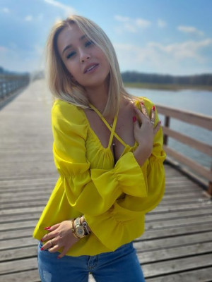 Żółta bluzka hiszpanka z wiązaniami