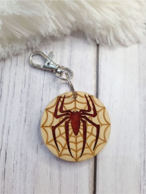 Zawieszka do plecaka Spiderman sklejka i pleksi - Brelok