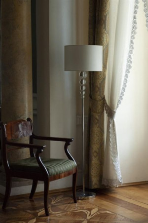 Klasyczna lampa podłogowa ELEGANCE stojąca z kryształkami biała ecru