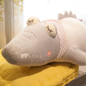 Maskotka pluszak poducha śpiący krokodyl szary 80 cm