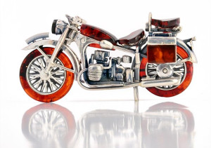 Miniaturowy motocykl z koniakowym bursztynem