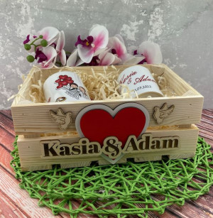 Kubki w ozdobnej skrzyneczce. Ślubny prezent personalizowany
