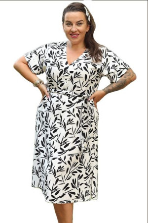 Sukienka DYZMA trapezowa biała w czarne listki 54 PLUS SIZE