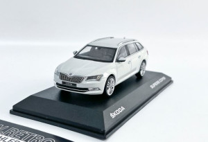 I-Scale Skoda Superb Kombi, Biały Księżyc