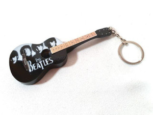 Breloczek - gitara - The Beatles, mahoń, EGK-0894