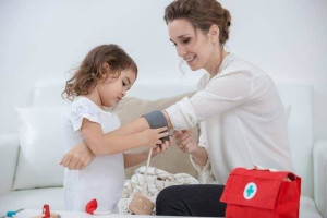 Zestaw lekarski, zabawa w doktora, Plan Toys