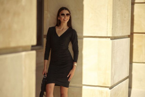 Elegancka sukienka ołówkowa dekolt w serek CZERŃ X