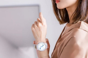 Smartwatch damski SAYBERG E23 biało-złoty na bransolecie ceramicznej