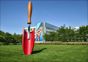Plantoir gigantic trowel sculpture in Iowa, Carol Highsmith - plakat 60x40