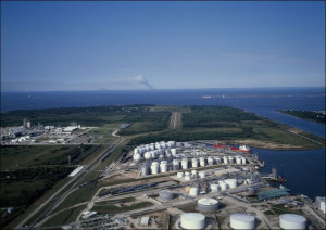 Refinery storage tanks along the Houston Ship Channel, Carol Highsmith - pl