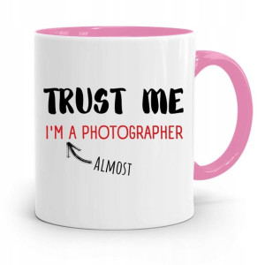 Kubek Różowy Dla Fotografa Trust Me Prezent