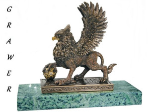Gryf, lew z głową orła, mityczny stwór piękna figurka na marmurowej podstaw
