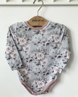 Body z cienkiej dzianiny jersey - różyczki na szarym