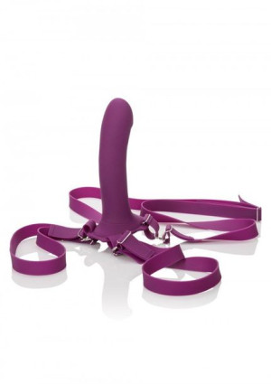 Mocny strap-on ze stymulatorem łechtaczki