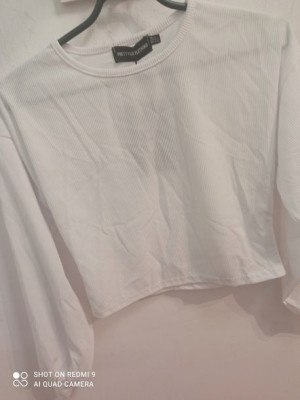 Biały crop top Pretty Little Thing 34