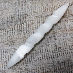 Spiralna Różdżka z Selenitu -16 cm (ostre końce)