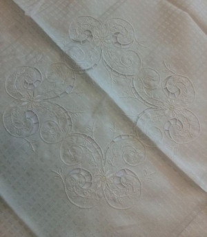 Obrus haftowany OR 85x85 kremowy w kwiaty ETK51271 LUX