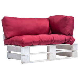 Sofa ogrodowa z palet z czerwonymi poduszkami, sosna