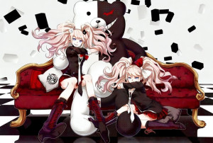 Mata na biurko Danganronpa