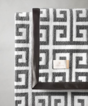 Koc Greek Key – Stone Grey – 150x200