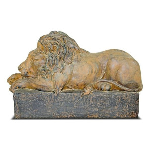 Figura lwa  na postumencie - wysokość 23 cm