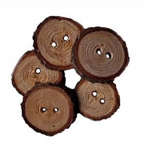 Guziki drewniane modrzew naturalne 20-25 mm 5 szt.