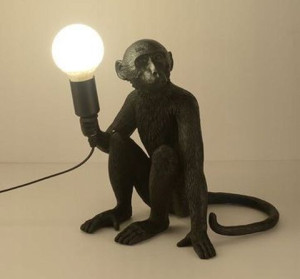 Stylowa lampa stołowa – małpka siedząca