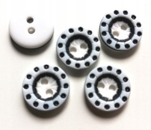 Guziki biało-czarne wzorek 12,5 mm 2 otw. 10 szt