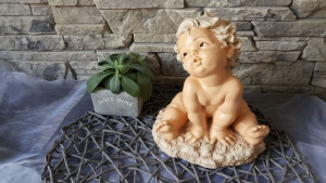 Dekoracja gipsowa Amor Aniołek Siedzący Upominek Prezent 20cm