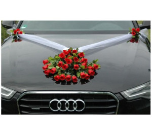 Autoschmuck bukiet czerwonych róż z białą organzą