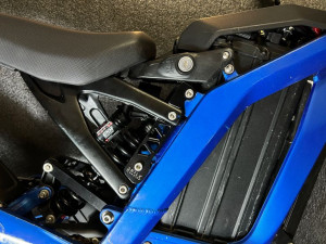 Obniżenie siedzenia (Seat Drop) SurRon Milk Racing
