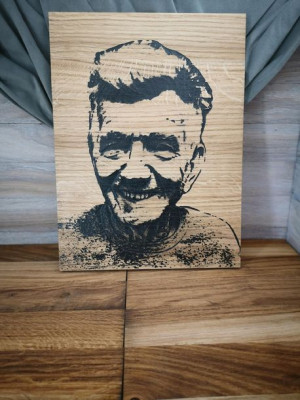 Drewniana deska ze zdjęciem portretowym portret