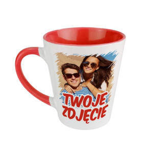 Czerwony kubek latte ze zdjęciem, grafiką.