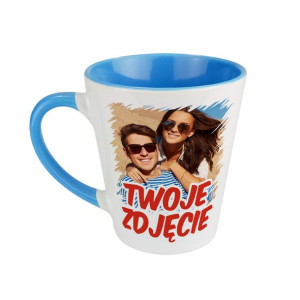 Niebieski kubek latte ze zdjęciem, grafiką.