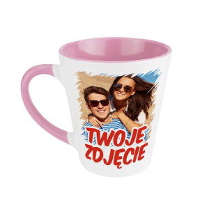 Różowy kubek latte ze zdjęciem, grafiką.