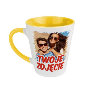 Żółty kubek latte ze zdjęciem, grafiką.