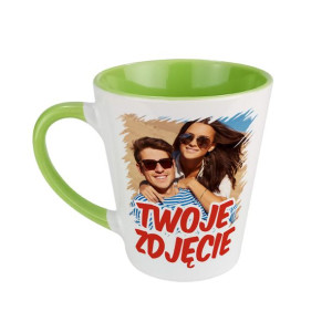 Zielony kubek latte ze zdjęciem, grafiką.