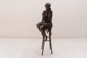 DAMA W SUKNI - KOBIETA NA KRZEŚLE figura z brązu
