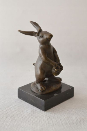 królik zając z koszem - FIGURA z brązu - Rzeźba