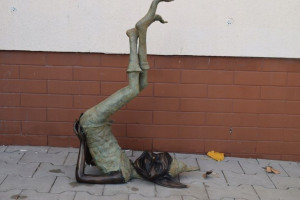 leżący śmieszny TROLL SKRZAT FIGURA Z BRĄZU - gnom