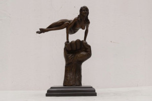 Naga kobieta na pięści AKT KOBIETY figura z brązu