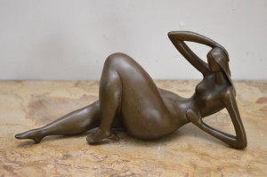 PUSZYSTA KOBIETA - nowoczesna figura z brązu