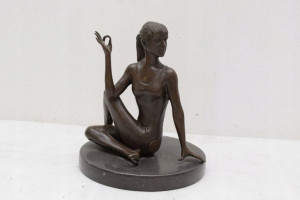 SIEDZĄCA KOBIETA AKT DAMA figura z brązu + GRAWER