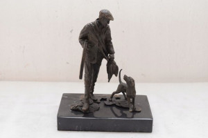 STATUA - MYŚLIWY Z PSEM - myśliwska figura z brązu