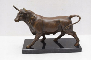 WALECZNY BYK KORRIDA BULL GRAWER - figura z brązu
