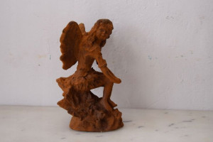 Żeliwna stara figura - Elf Calineczka na skale