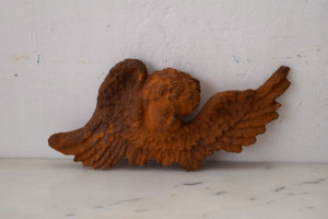 Żeliwna stara figura - płaskorzeźba - anioł amor