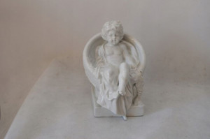 Figura Z Porcelany - Leżący Aniołek - Porcelana