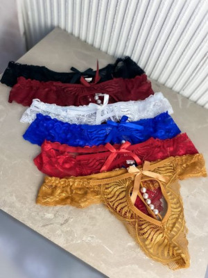 Koronkowe stringi z perełkami